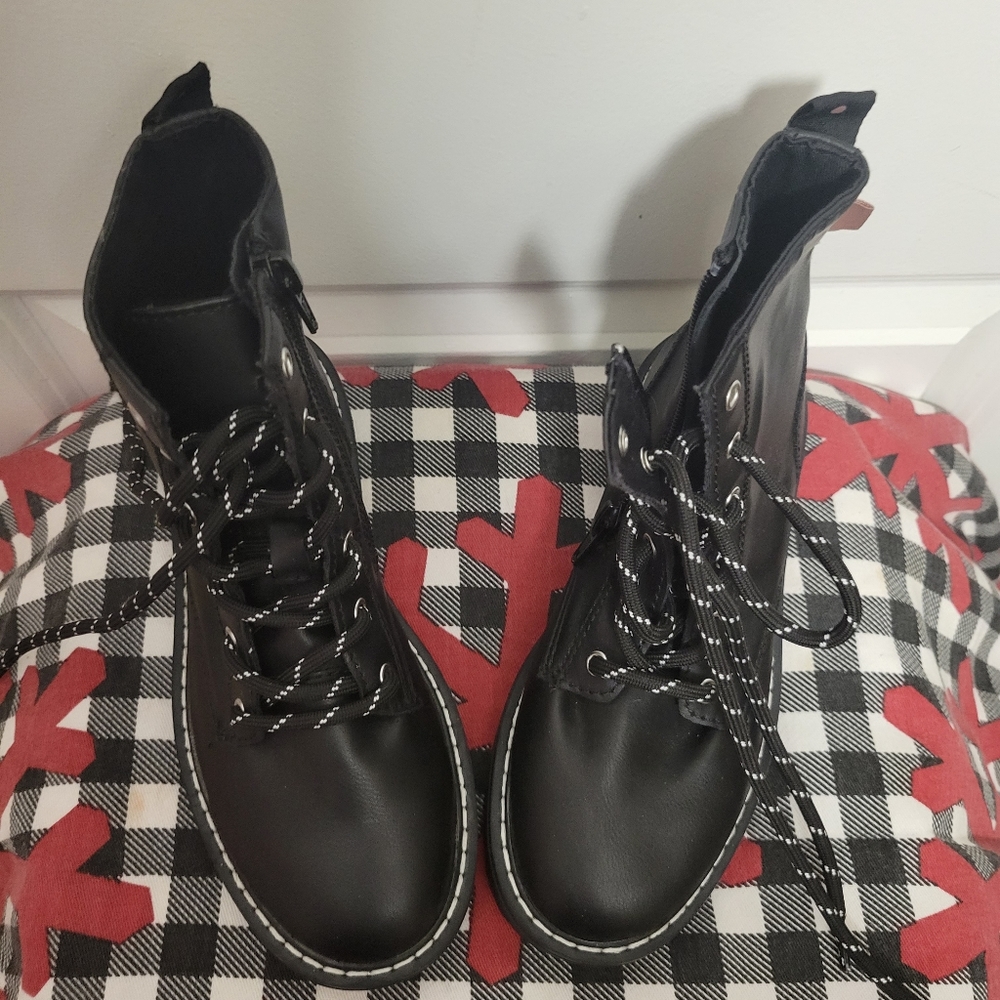 Toddler Unisex Black Fashion Boots With Zipper On The Side  SIZE  2